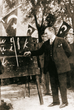 ローマ字を教えるムスタファ ケマル 歴総709 P84 山川 二宮ictライブラリ